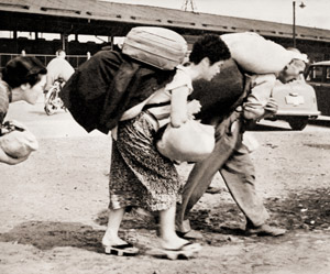 重い荷物 [小高根吉次郎, アサヒカメラ 1956年4月号より]のサムネイル画像