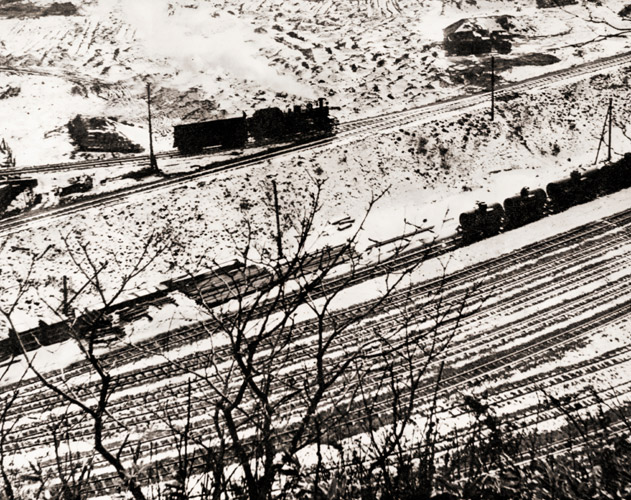 初冬の貯炭場 [米田実, アサヒカメラ 1956年4月号より] パブリックドメイン画像 