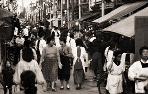 Housewives Alley [Masahiro Fujisawa,  from Asahi Camera April 1956] Thumbnail Images