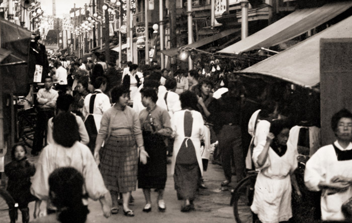 Housewives Alley [Masahiro Fujisawa,  from Asahi Camera April 1956]