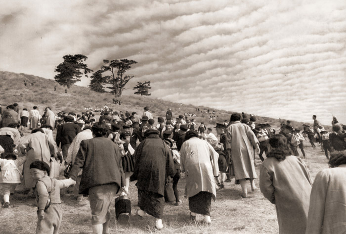 若草山にて [入江泰吉, アサヒカメラ 1956年4月号より] パブリックドメイン画像 