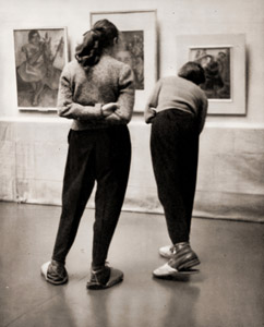 展覧会にて [ヤン・コシドウスキー, アサヒカメラ 1956年4月号より]のサムネイル画像