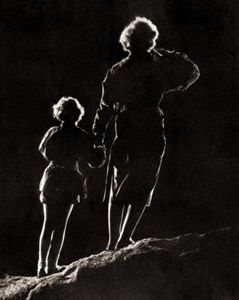 暗黒の中へ [フランク・R・ヌーバート, アサヒカメラ 1956年4月号より]のサムネイル画像