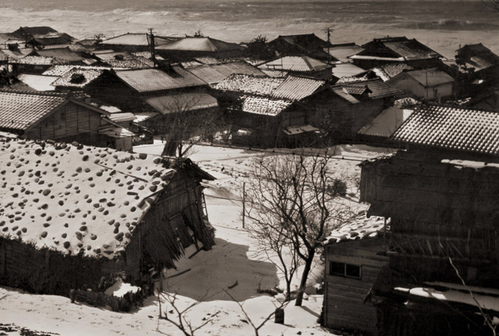 海近き町 [辻芳公, アサヒカメラ 1956年4月号より] パブリックドメイン画像 