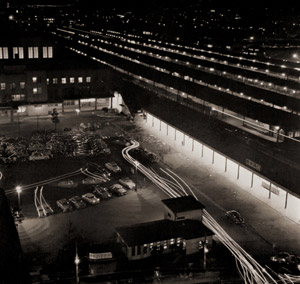 夜の大阪駅付近 [佐藤信輝, アサヒカメラ 1956年4月号より]のサムネイル画像