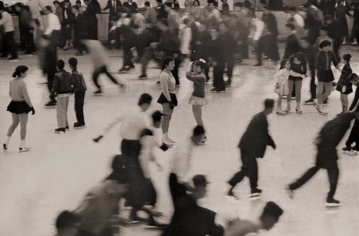 スケート場にて [清水文夫, アサヒカメラ 1956年4月号より] パブリックドメイン画像 