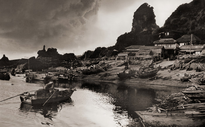 漁村の夕暮 [稲村不二雄, アサヒカメラ 1956年4月号より] パブリックドメイン画像 