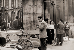 美術学校前にて [木村伊兵衛, アサヒカメラ 1956年4月号より]のサムネイル画像