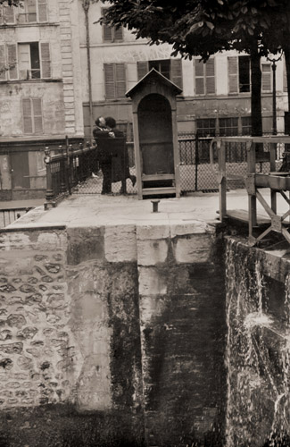 運河付近にて [木村伊兵衛, アサヒカメラ 1956年4月号より] パブリックドメイン画像 