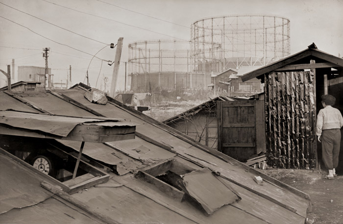 板橋町 [渡辺義雄, アサヒカメラ 1956年4月号より] パブリックドメイン画像 