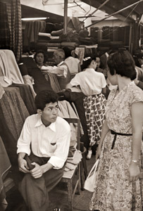 羅紗屋（丼池にて） [緑川洋一, アサヒカメラ 1956年4月号より]のサムネイル画像