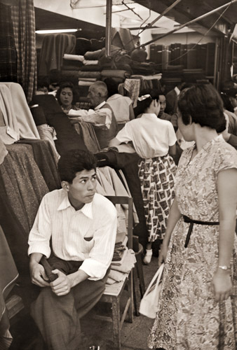 羅紗屋（丼池にて） [緑川洋一, アサヒカメラ 1956年4月号より] パブリックドメイン画像 