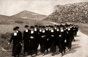 散歩する宗教大学生 [アンリ・カルティエ＝ブレッソン, カメラ毎日 1956年5月号より]のサムネイル画像