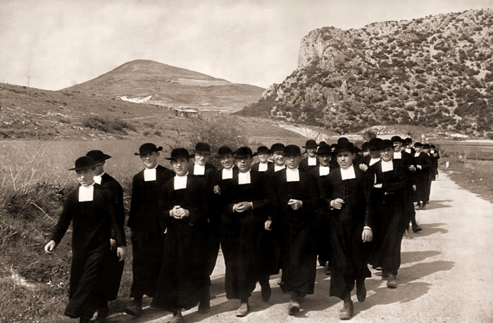 散歩する宗教大学生 [アンリ・カルティエ＝ブレッソン, カメラ毎日 1956年5月号より] パブリックドメイン画像 