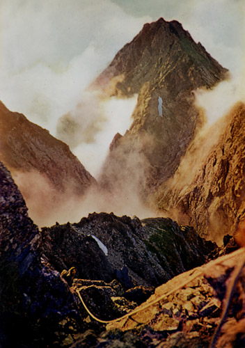チンネの登攀 [大橋隆, 1955年, カメラ毎日 1956年5月号より] パブリックドメイン画像 