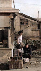 上野駅公園口付近 （建物の前の3人の女性） [船山克, アサヒカメラ 1952年5月号より]のサムネイル画像