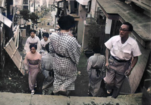 一寸気になる女の子 [境野敏彦, 日本カメラ 1956年2月号より]のサムネイル画像