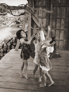 風と遊ぶ少女 [吉田良一, 日本カメラ 1956年2月号より]のサムネイル画像