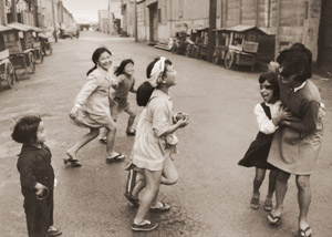 子供たち [山本謹也, 日本カメラ 1956年2月号より]のサムネイル画像