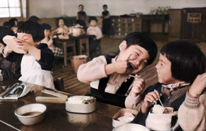 楽しい昼食 [山浦正, 日本カメラ 1956年2月号より]のサムネイル画像