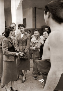 角力場で見た外国人 [伊東忠全, 日本カメラ 1956年2月号より]のサムネイル画像