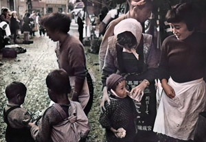 かつぎ屋の子 [工藤正市, 日本カメラ 1956年2月号より]のサムネイル画像