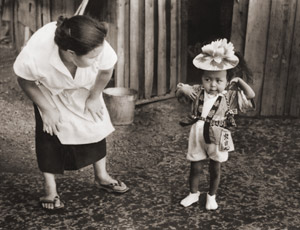 日の出町界隈の子供（小若の混血児） [船越成江, 日本カメラ 1956年2月号より]のサムネイル画像
