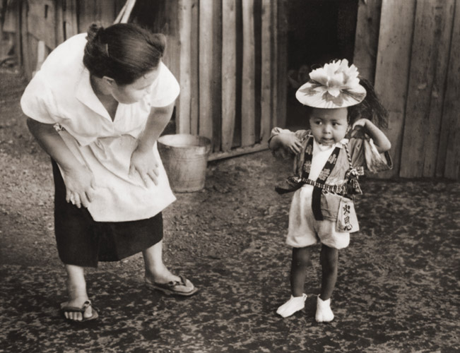 日の出町界隈の子供（小若の混血児） [船越成江, 日本カメラ 1956年2月号より] パブリックドメイン画像 