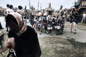 日の出町界隈の子供（祭りの日の子供達） [船越成江, 日本カメラ 1956年2月号より]のサムネイル画像