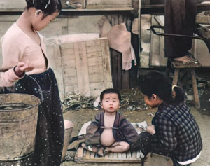 日の出町界隈の子供（食べすぎた子） [船越成江, 日本カメラ 1956年2月号より]のサムネイル画像