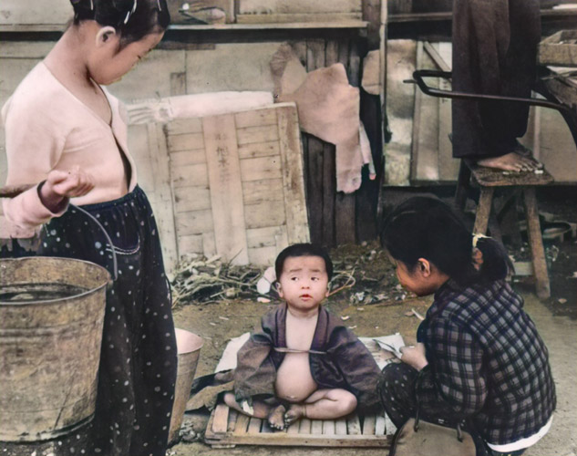 日の出町界隈の子供（食べすぎた子） [船越成江, 日本カメラ 1956年2月号より] パブリックドメイン画像 
