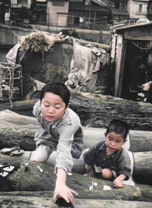 日の出町界隈の子供（ままごと遊び） [船越成江, 日本カメラ 1956年2月号より]のサムネイル画像