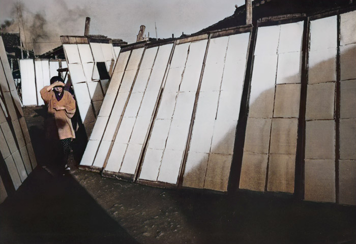 紙干し場 [堀内初太郎, 日本カメラ 1956年2月号より] パブリックドメイン画像 